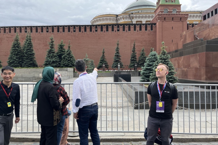 Русский профессор рассказывает что-то гостям Русский профессор делится с гостям чем-то интересным