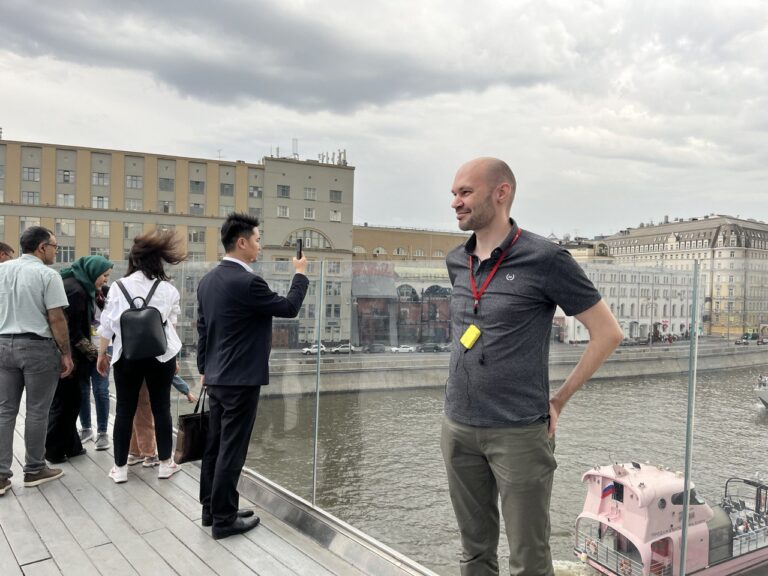 На Парящем мосту в парке Зарядье Гости любуются видом с Парящего моста в парке Зарядье