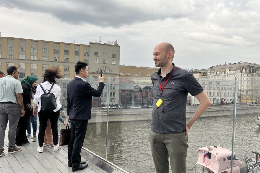 На Парящем мосту в парке Зарядье Гости любуются видом с Парящего моста в парке Зарядье