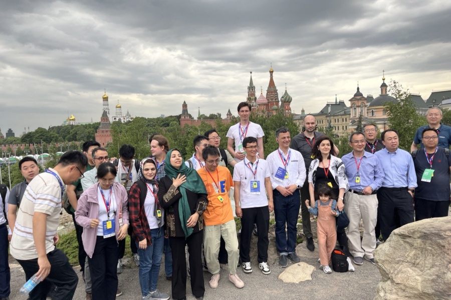 Гостей было более сорока человек Группа насчитывала более сорока человек