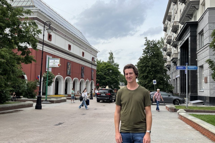 У парня теперь много фотографий, сделанных в столице