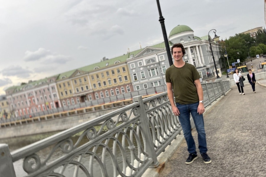 Гость позирует на мосту