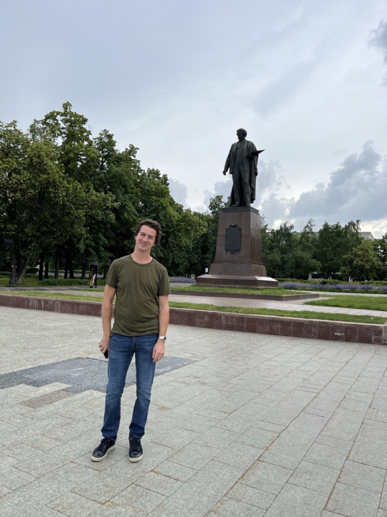 Француз перед памятником Репину