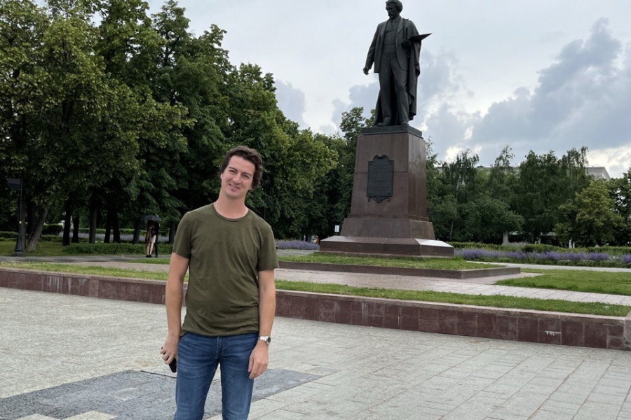 Француз перед памятником Репину