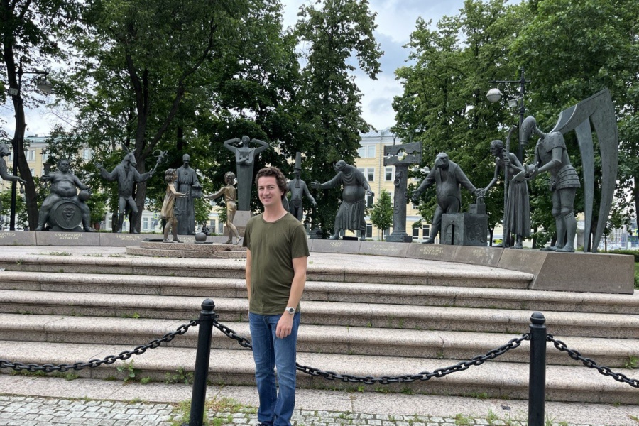 Француз у памятника детям-жертвам пороков взрослых