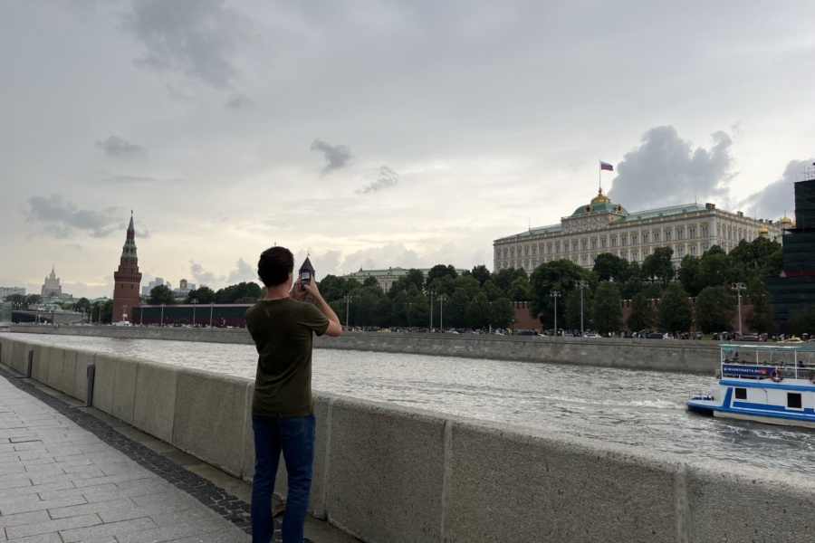 Гость фотографирует интересные локации