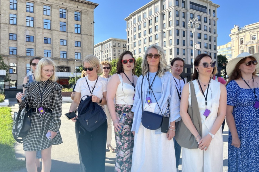 Экскурсанты внимательно слушают гида Экскурсанты слушают гида с большим интересом