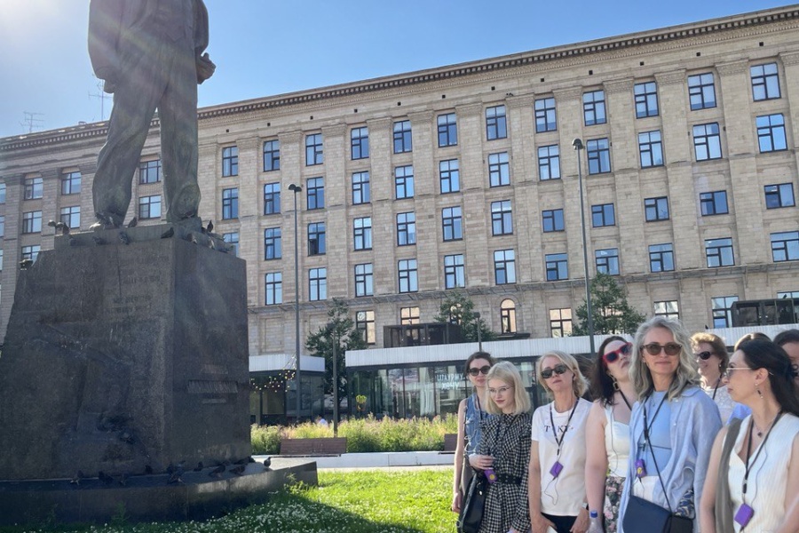 У памятника Маяковскому на Триумфальной площади Памятник Маяковскому. Фото на память