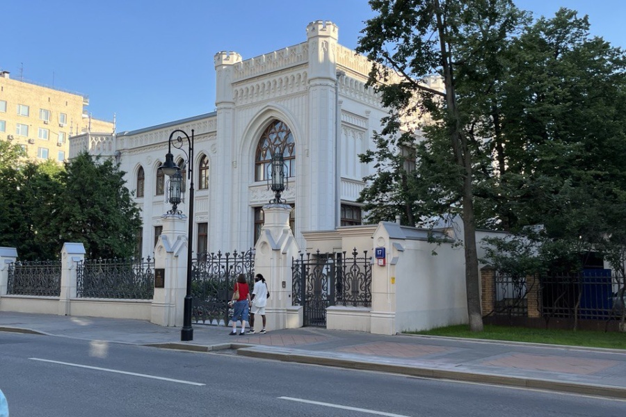 Сотрудники фармацевтического гиганта прогулялись по булгаковской Москве с гидами Сотрудники фармацевтического гиганта прогулялись по булгаковской Москве с гидами