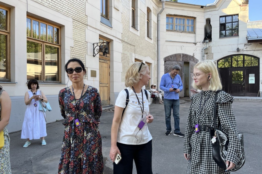 Общение происходило с помощью радиогидов Радиогиды очень помогли гидам