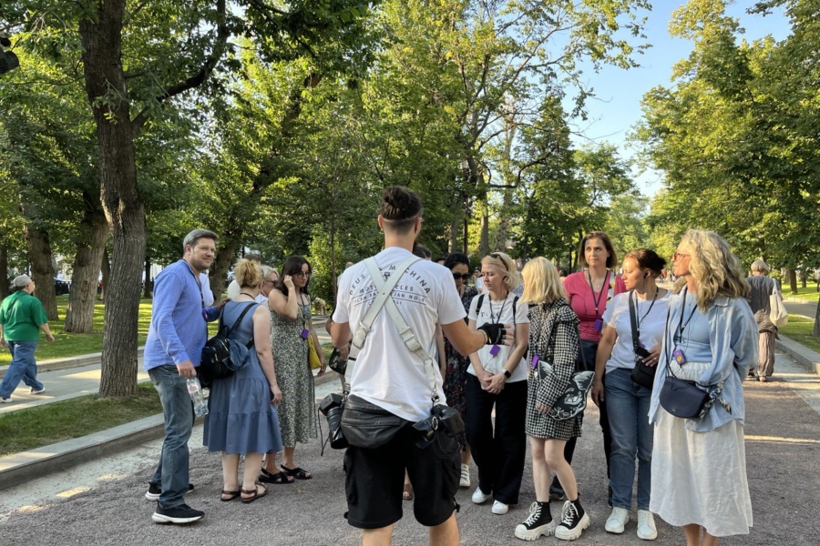 Гости не остались равнодушными к рассказам гидов Рассказы гидов увлекли гостей