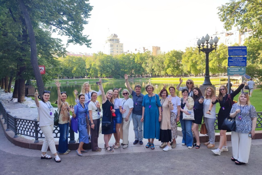 Сотрудики фармацевтической компании прогулялись по булгаковской Москве Сотрудики фармацевтической компании прогулялись по булгаковской Москве с гидами