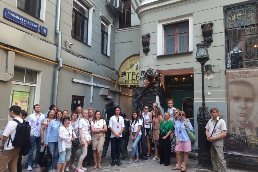 У входа в музей У входа в Булгаковский дом