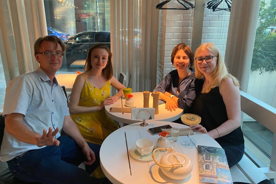 Экскурсоводы общаются после прогулки Экскурсоводы после прогулки