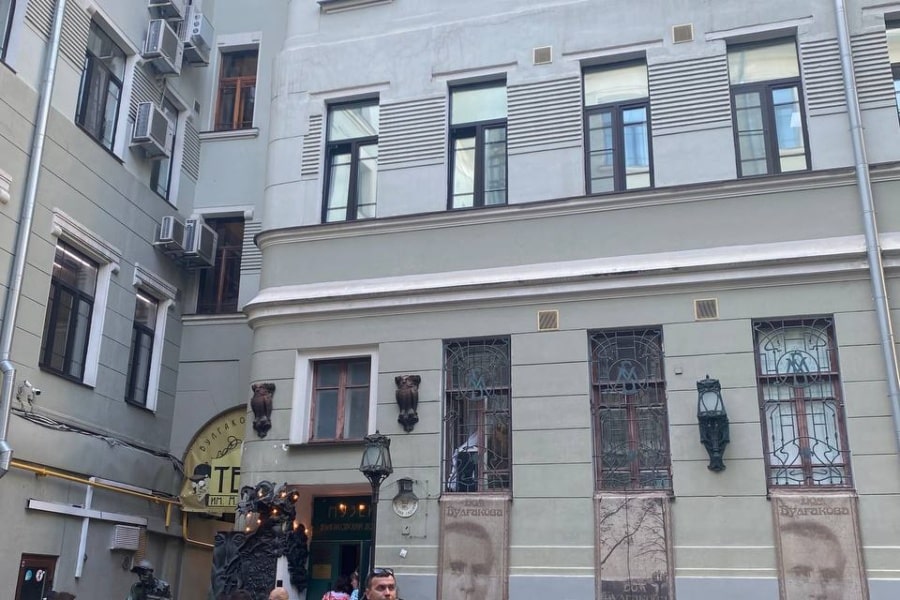 Во дворе Во дворе дома Булгакова