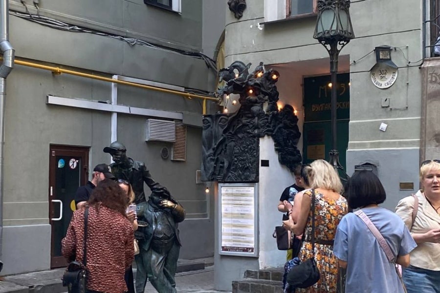 К гостям вышел кот К радости гостей, к ним вышел кот