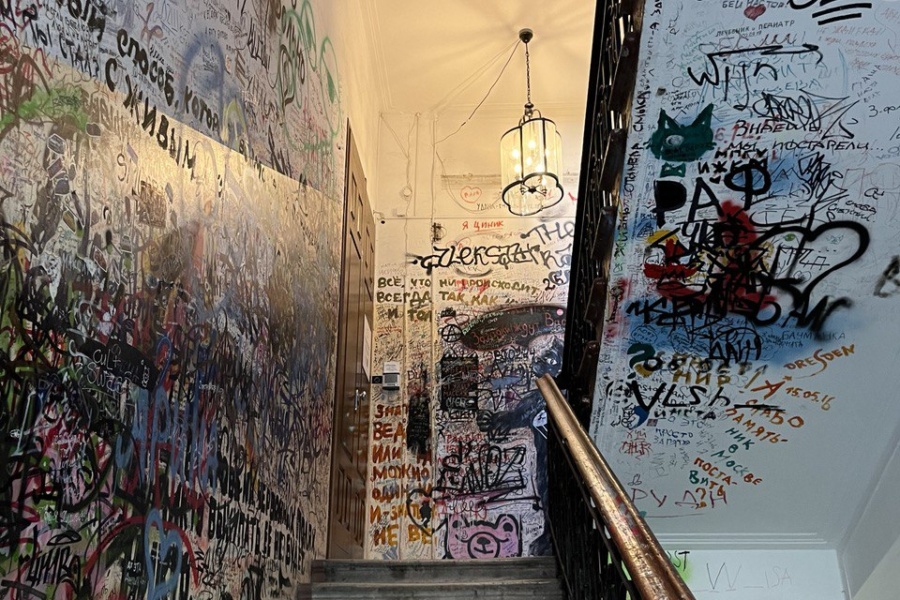 Подъезд в доме с "нехорошей квартирой" Подъезд с надписями в доме Булгакова