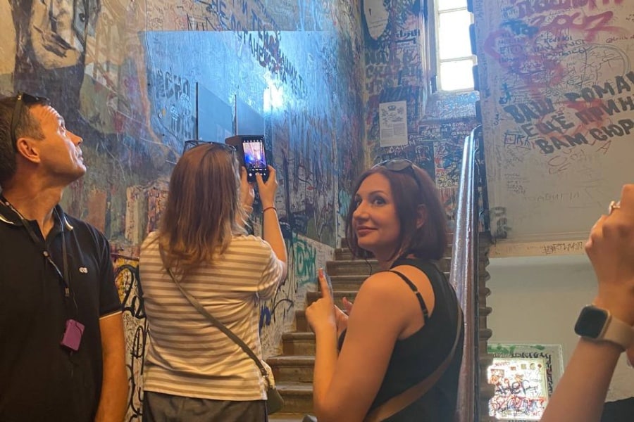 Ребята фотографируют надписи На память. Ребята фотографируют надписи