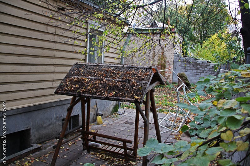 Окна подвала дома на Мансуровском переулке