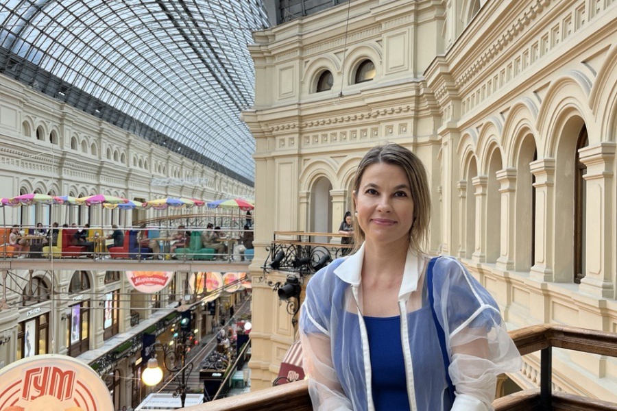 Гостья позирует в ходе экскурсии по ГУМу