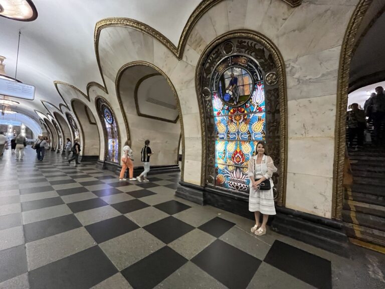 Экскурсия с иностранкой по Москве Прогулка с гидом по метро Москвы для иностранки