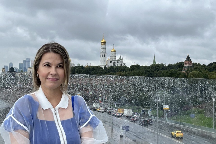 Экскурсия по парку Зарядье в Москве для иностранки