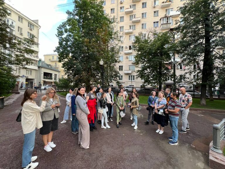 Корпоративная экскурсия "Мастер и Маргарита" для компании "Фаберлик" Компания "Фаберлик" на корпоративной экскурсии "Мастер и Маргарита"