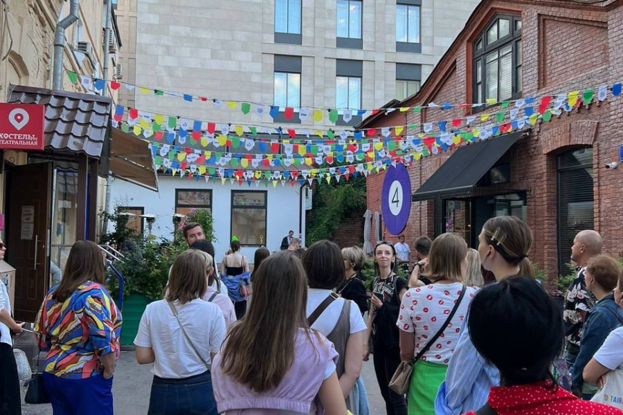 Прогулка с гидом "Окольными путями" по дворам Тверской улицы Экскурсия "Окольными путями" — по дворам Тверской улици