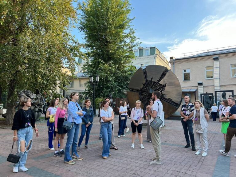 Современное искусство в музее. Прогулка с гидом по дворам Москвы, недалеко от Тверской улицы Музей современного искусства. Экскурсия по дворам Москвы близ Тверской улицы