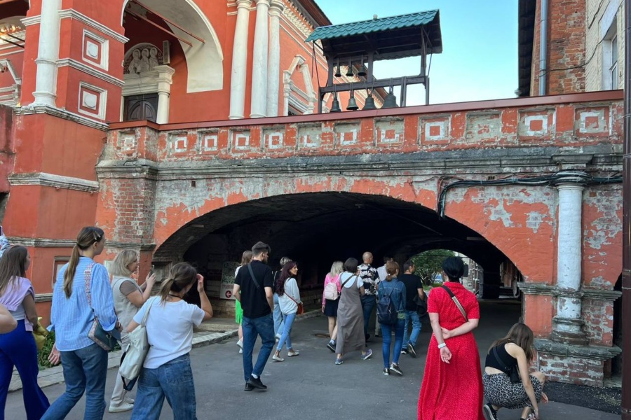 Высокопетровский монастырь близ Тверской Высокопетровский монастырь. В ходе экскурсии по дворам Тверской улицы