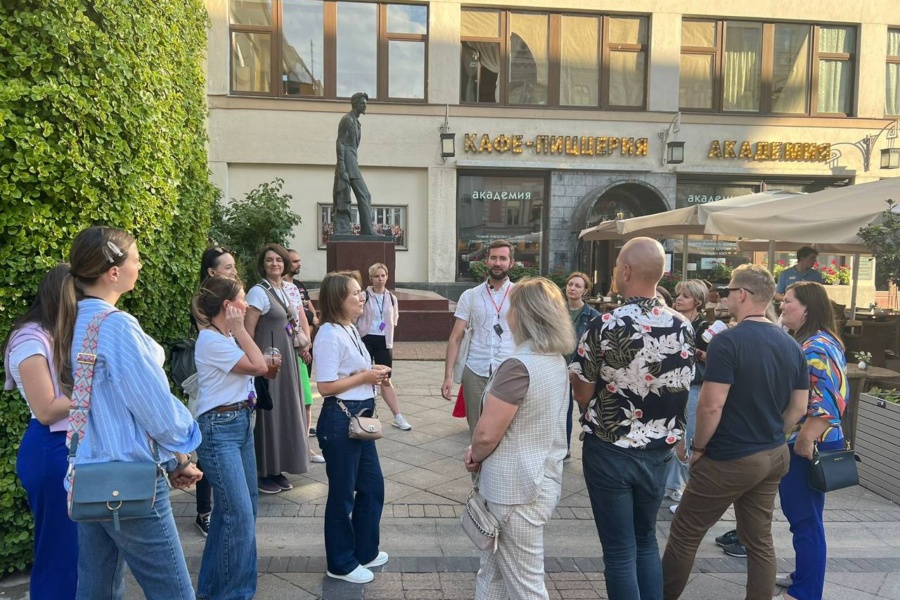 Экскурсия "Окольные пути" с гидом Антоном для "Фаберлик". Камергерский переулок Экскурсия "Окольные пути" с гидом Антоном для "Фаберлик": по дворам Тверской улицы. У памятника Чехову напротив МХТ