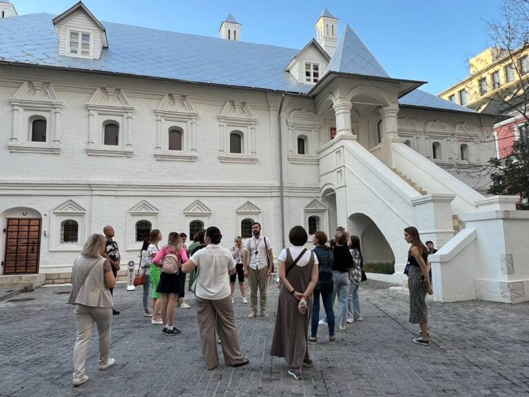 Гид Антон показывает дворы Тверской улицы на экскурсии Гид Антон проводит экскурсию во дворах Тверской улицы. Палаты Тверского подворья