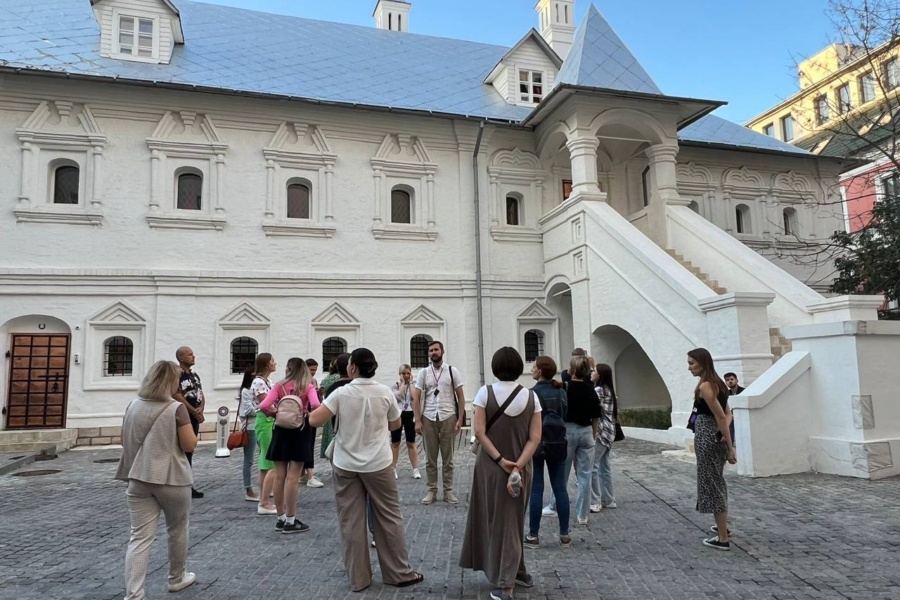 Гид Антон показывает дворы Тверской улицы на экскурсии Гид Антон проводит экскурсию во дворах Тверской улицы. Палаты Тверского подворья