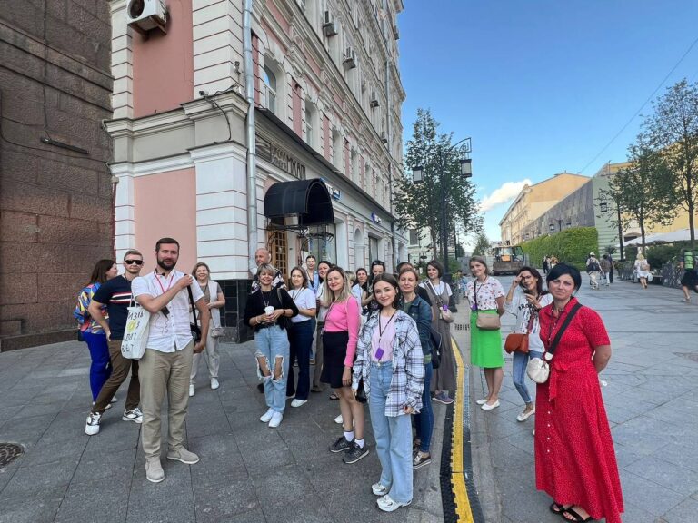 Путешествие по Булгаковской Москве: организация корпоративных экскурсий для «Фаберлик» Гид Антон проводит корпоративную экскурсию по дворам Москвы близ Тверской