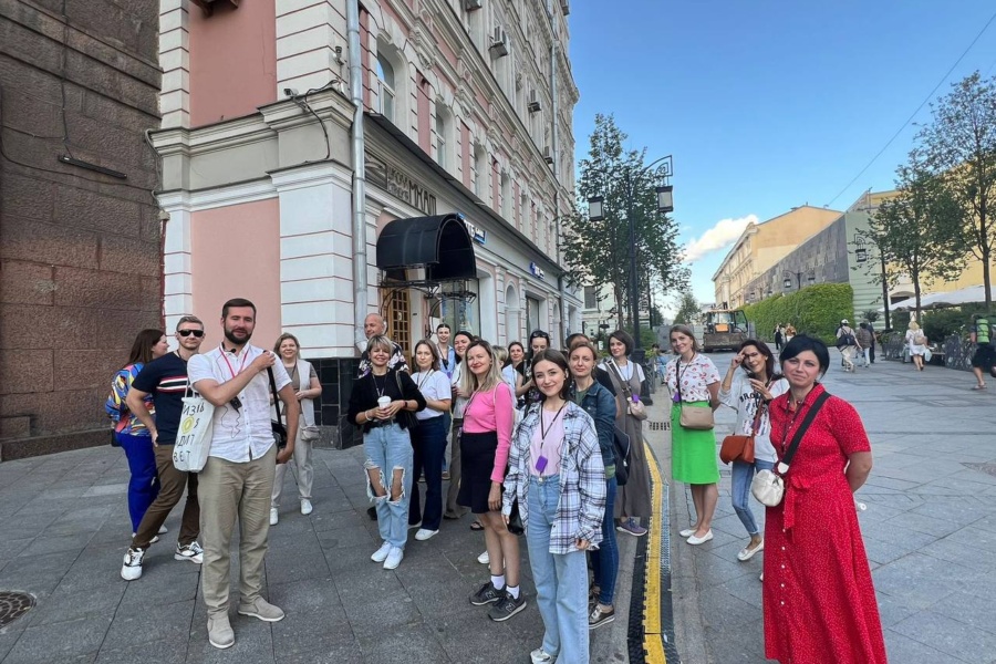 Путешествие по Булгаковской Москве: организация корпоративных экскурсий для «Фаберлик» Гид Антон проводит корпоративную экскурсию по дворам Москвы близ Тверской