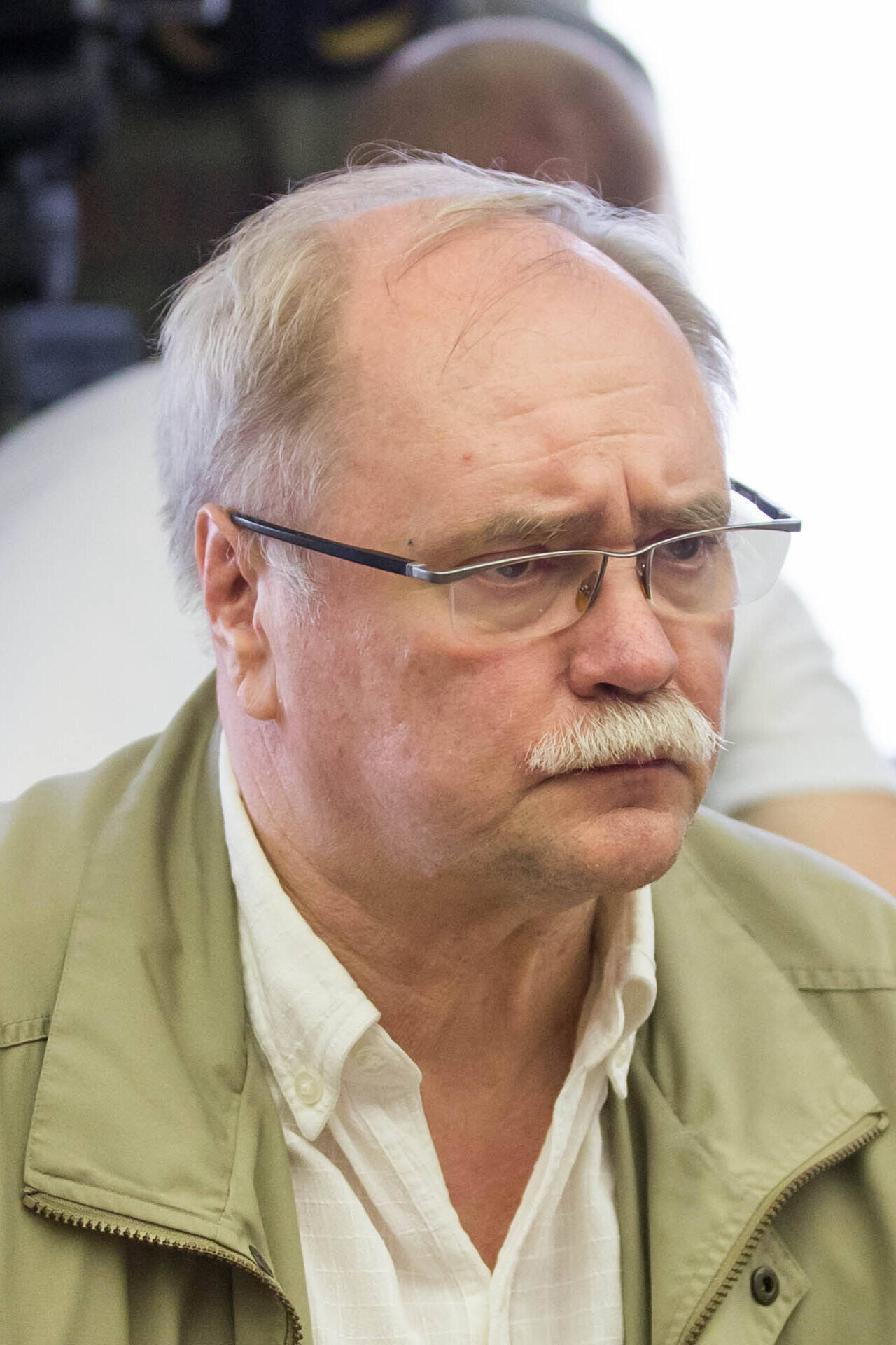 Портрет режиссёра Владимира Бортко в очках и светлом жилете