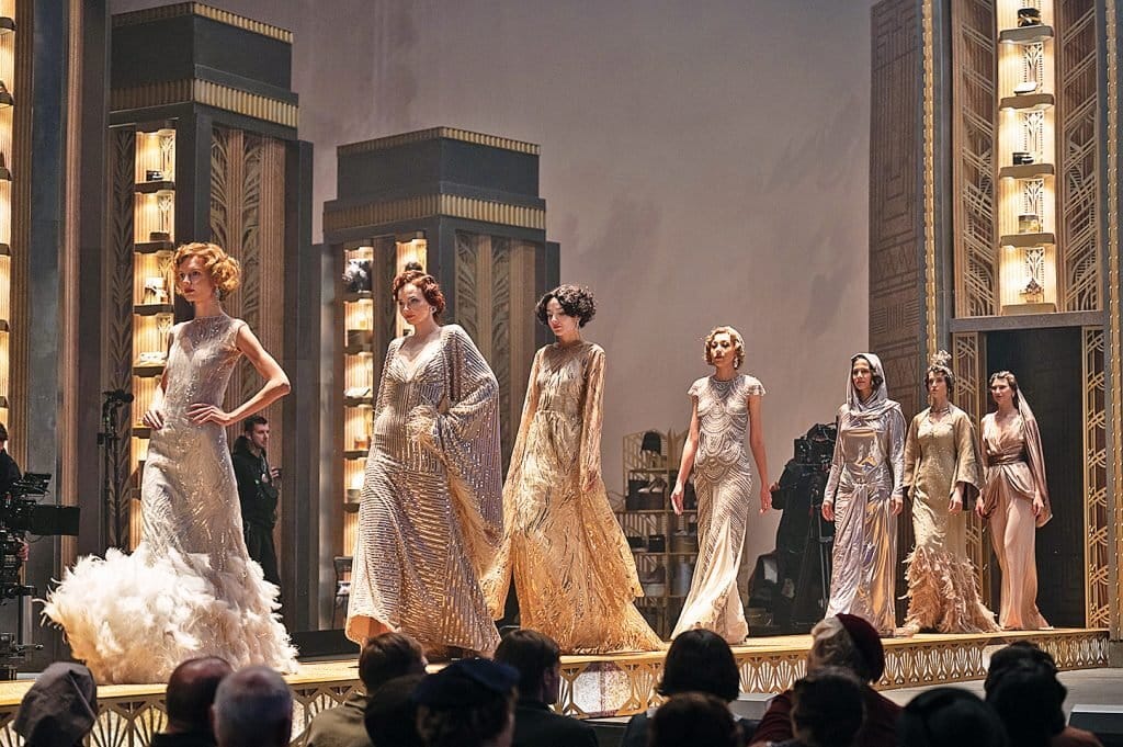 Советские дамы дефилируют в нарядах зарубежных домов мод на сеансе чёрной магии. Фильм "Мастер и Маргарита", 2024 год.