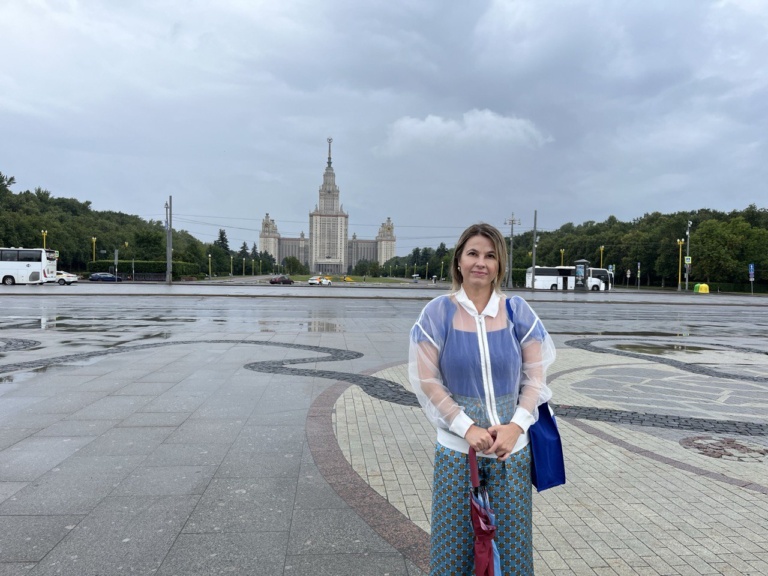 Вид с "Парящего моста" на высотку на Котельнической набережной. Прогулка с гидом по Москве