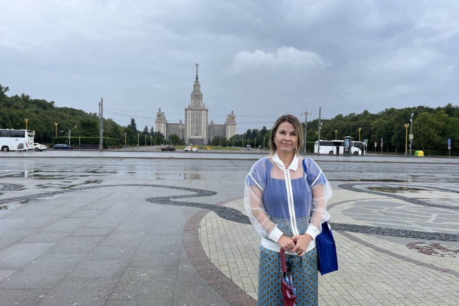 Вид с "Парящего моста" на высотку на Котельнической набережной. Прогулка с гидом по Москве