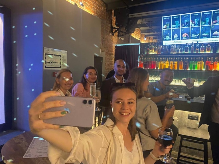 Гид Анастасия делает селфи в одном из баров в ходе корпоративной экскурсии по Москве