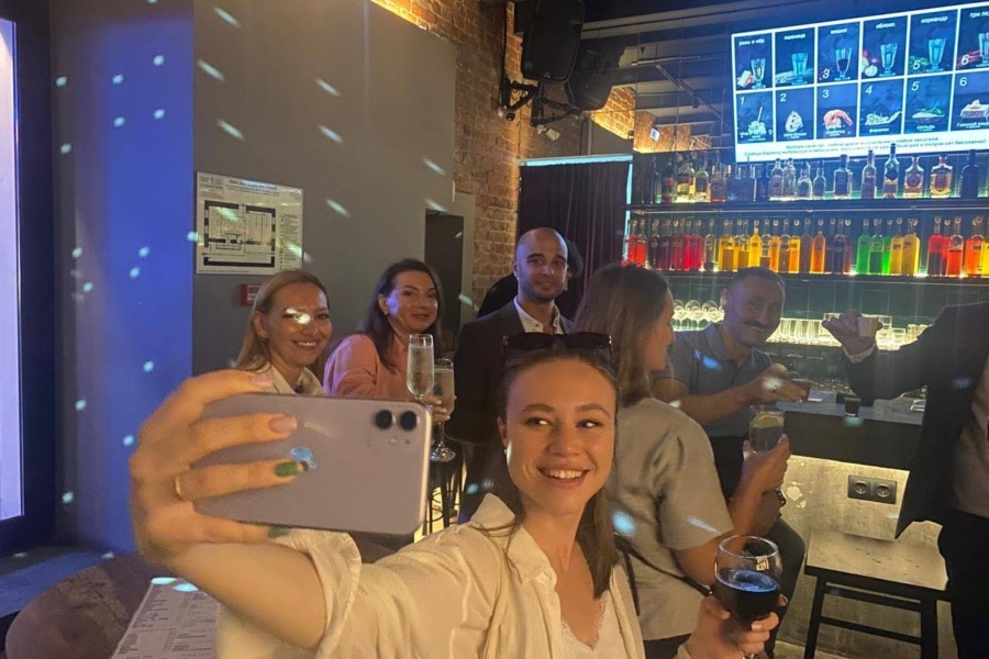 Гид Анастасия делает селфи в одном из баров в ходе корпоративной экскурсии по Москве