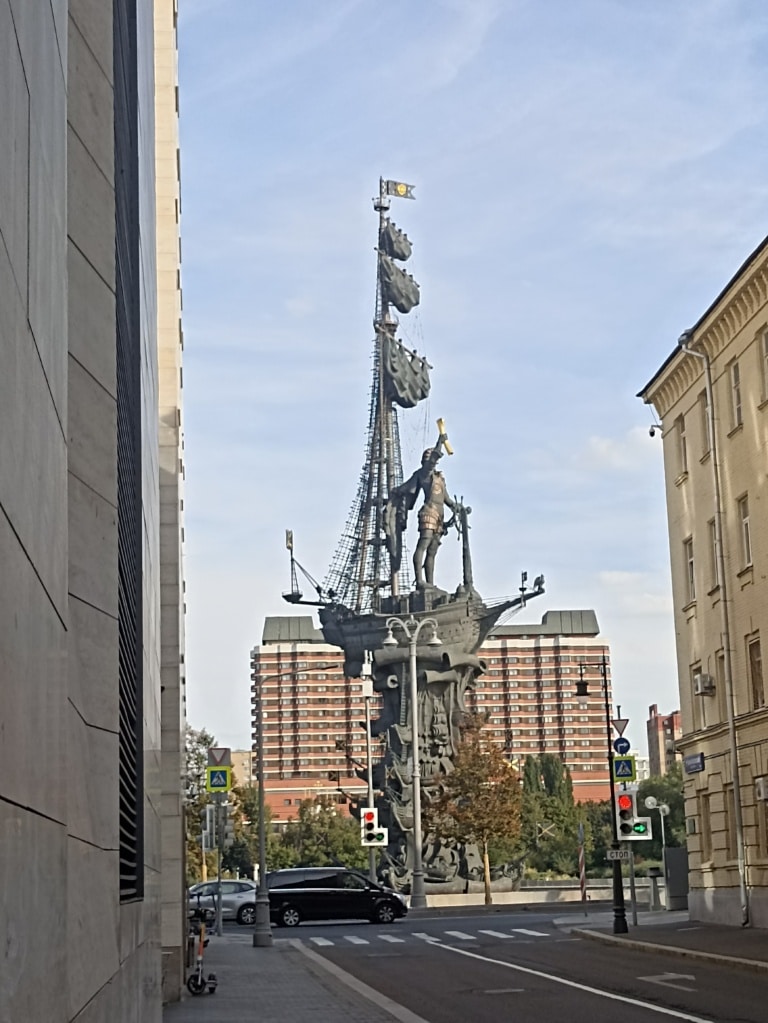 Памятник Петру Первому. Прогулка с гидом по набережным в Москве
