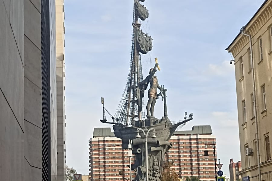 Памятник Петру Первому. Прогулка с гидом по набережным в Москве