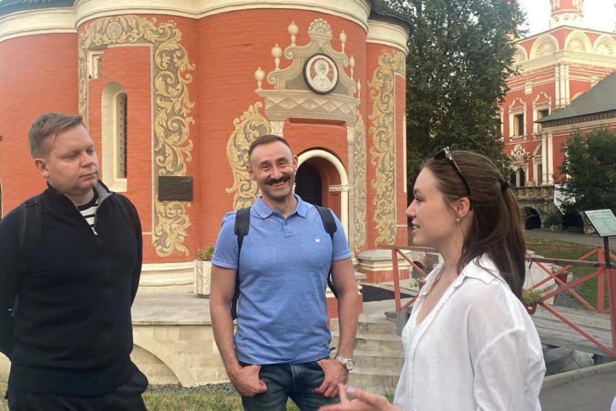 У Высокопетровского монастыря. В ходе экскурсии для клиники близ Петровки