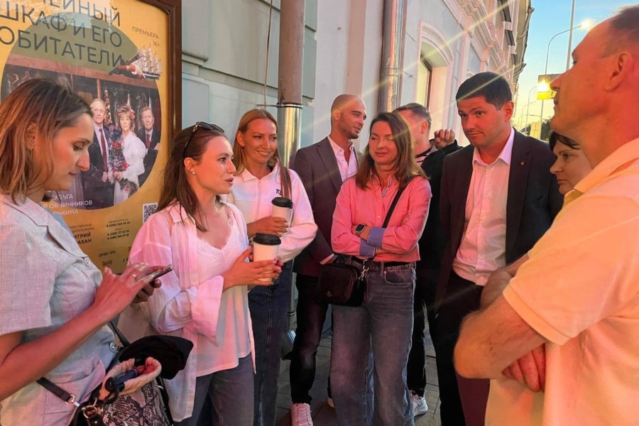 Вечерняя корпоративная экскурсия по Москве. Участники слушают гида Настю.