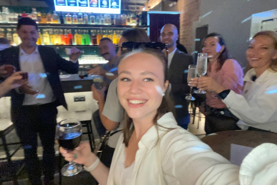 Бар "Шесть-yoy-шесть" в Москве. Гид Анастасия делает селфи с участниками экскурсии