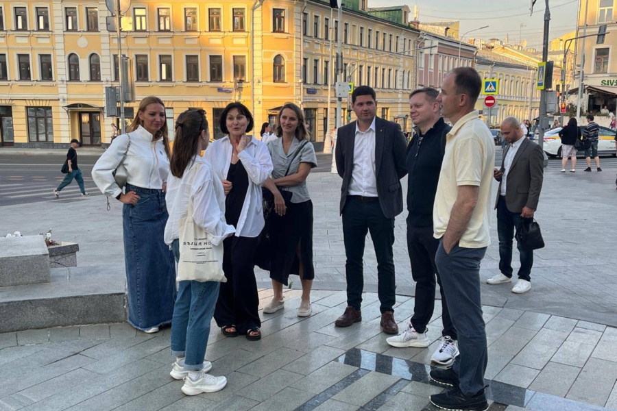 На площади Петровские ворота. Прогулка с гидом