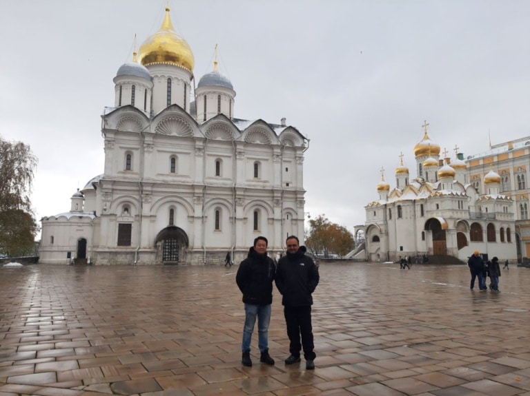 Гости на фоне Архангельского и Благовещенского соборов