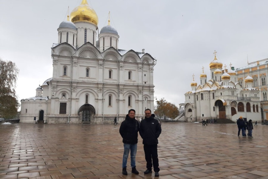 Гости на фоне Архангельского и Благовещенского соборов