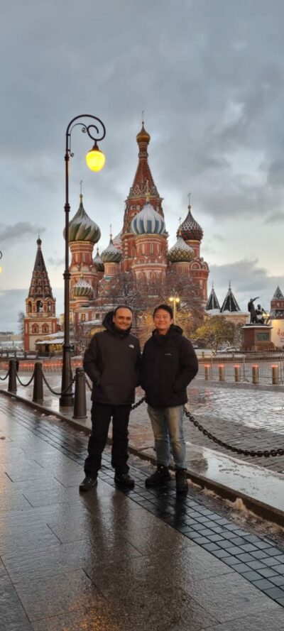 来自格索蒂 来自泰国的客人在护城河畔圣母代祷大教堂(圣巴西尔大教堂)前合影